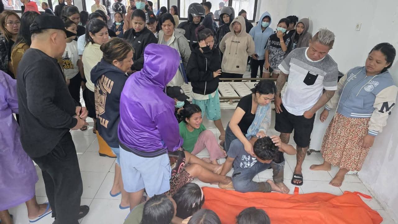 Bupati Kepulauan Sitaro, Chyntia Kalangit turun mengunjungi korban bencana banjir bandang di Siau. (Foto: Ist)