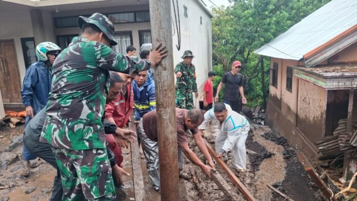 Banjir bandang menerjang Siau Timur. (Foto: Ist)