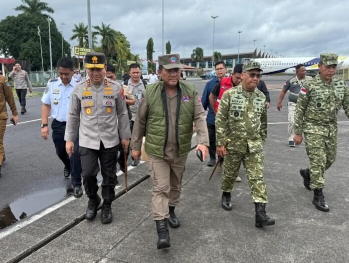 Gubernur Sulawesi Utara Yulius Selvanus Komaling bersama Forkopimda Sulawesi Utara saat di Bandara Samratulangi menuju pulau Siau. (Foto: Ist)