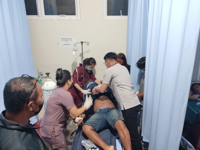 Korban saat ditangani di rumah sakit Liun Kendage Tahuna. (Foto: Ist)