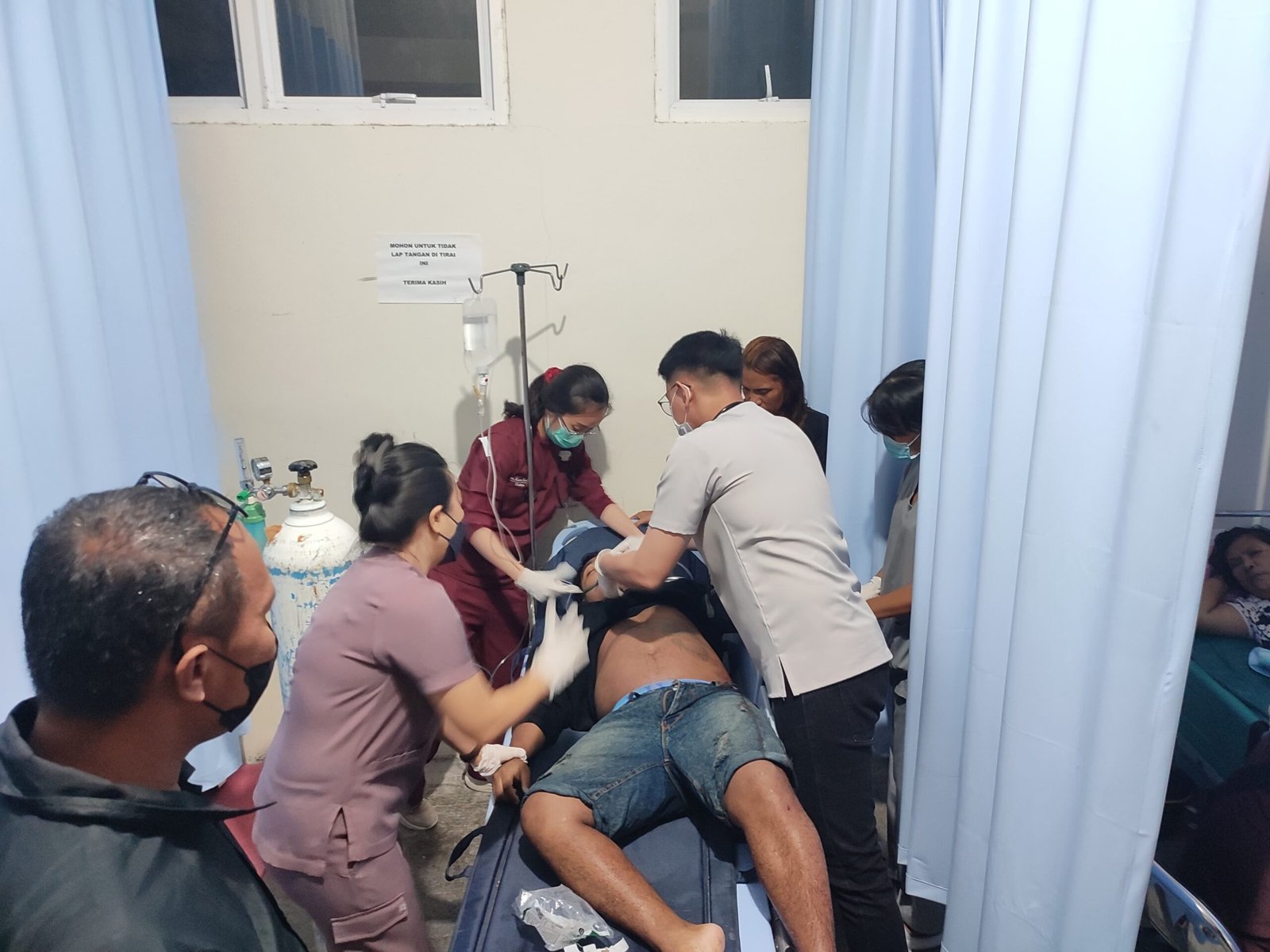 Korban saat ditangani di rumah sakit Liun Kendage Tahuna. (Foto: Ist)