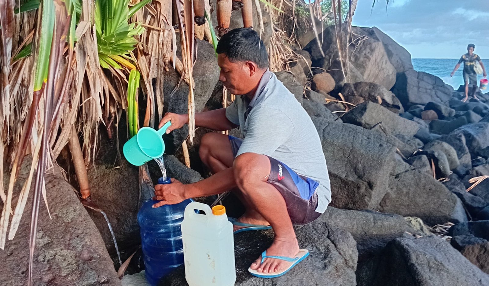 Warga Matutuang memanfaatkan mata air alternatif yang keluar dari celah bebatuan. (Foto: Ist)