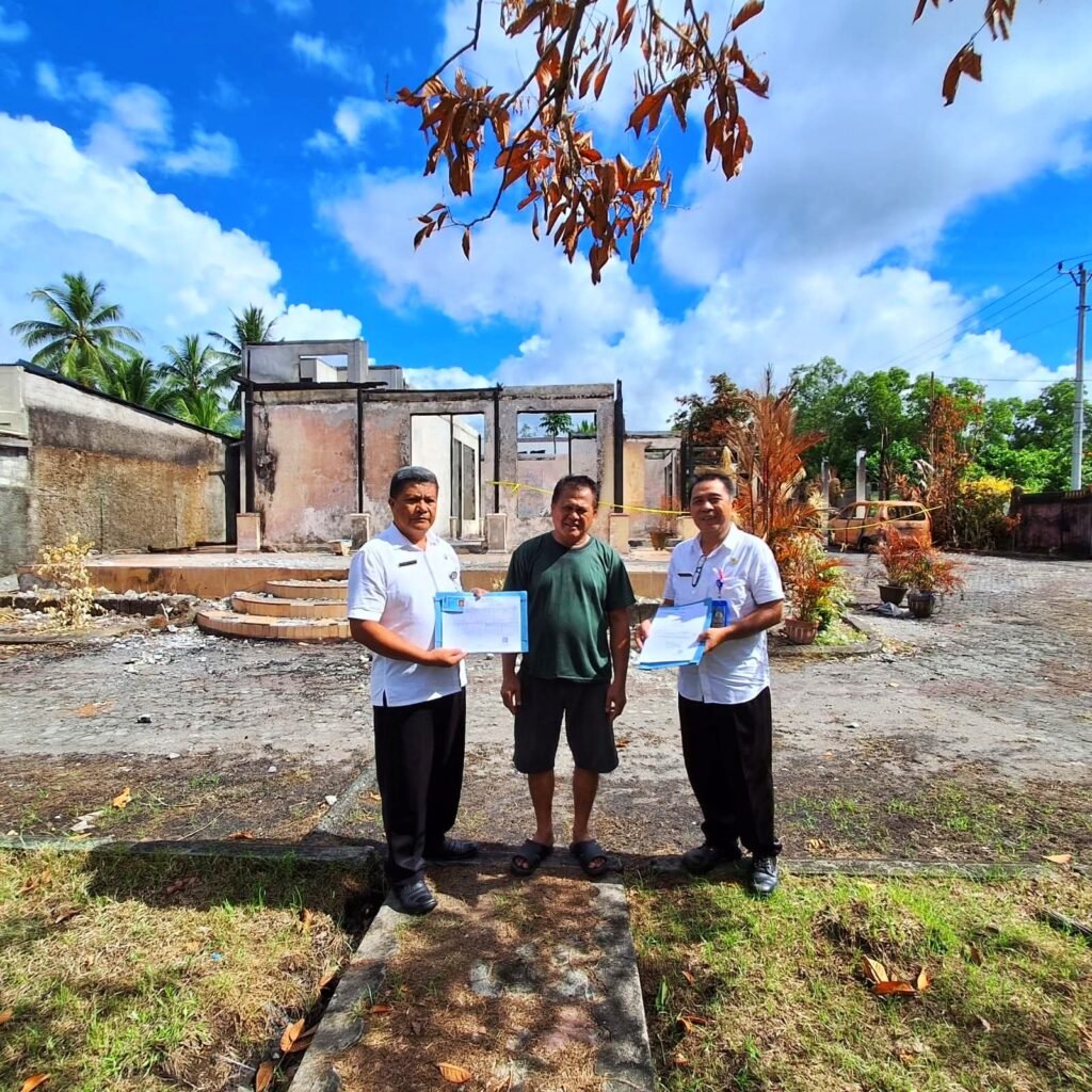 Dukcapil Sangihe Serahkan Dokumen Adminduk untuk Keluarga Korban Kebakaran di Santiago