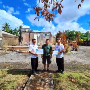 Dukcapil Sangihe Serahkan Dokumen Adminduk untuk Keluarga Korban Kebakaran di Santiago