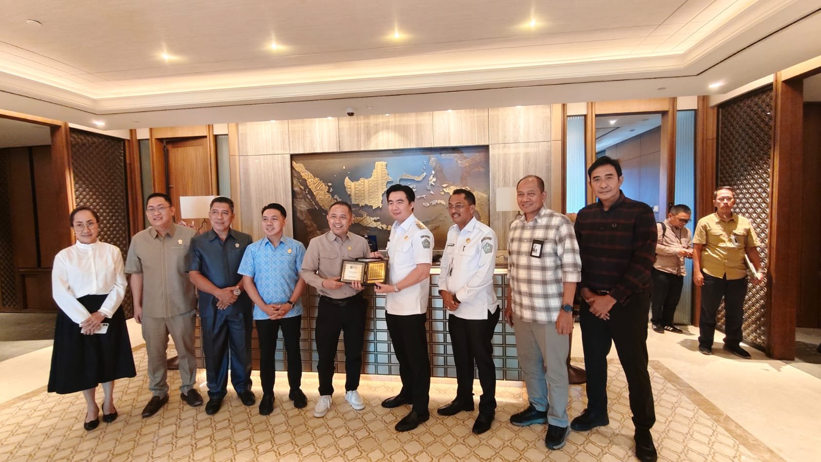 Bupati Kepulauan Sangihe, Michael Thungari, menyambangi kantor pusat PLN pada Rabu, (24/2/2026). (Foto: Ist)