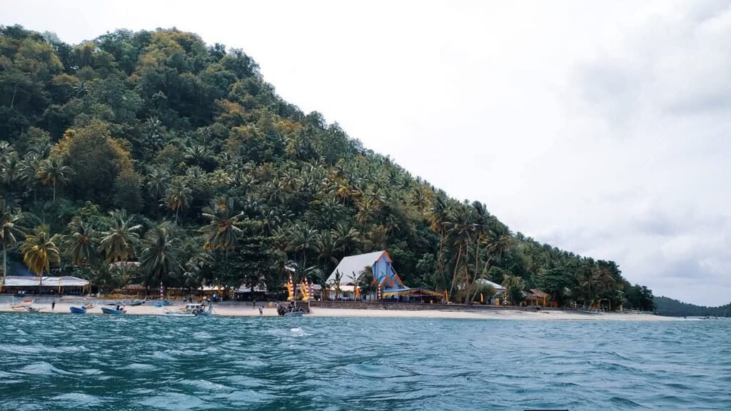 Sejenak Menepi di Kampung Ini. Tempat Meteor Jatuh di Sangihe