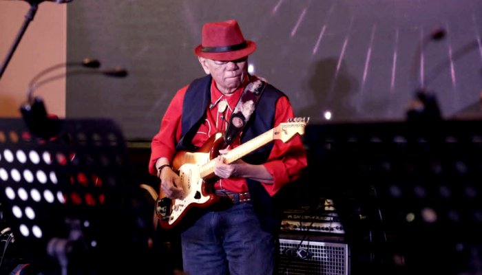Penampilan musisi Johny Damar. (Foto: Koleksi Johny Damar)