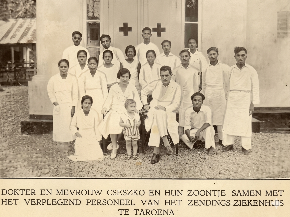 Dokter dan Nyonya Cseszko beserta putra kecil mereka bersama dengan staf perawat dari Rumah Sakit Misi di Tahuna. (Foto: Onze zendingvelden: De zending op de Sangi- en Talaud-eilanden karya Danie Brilman 1938)