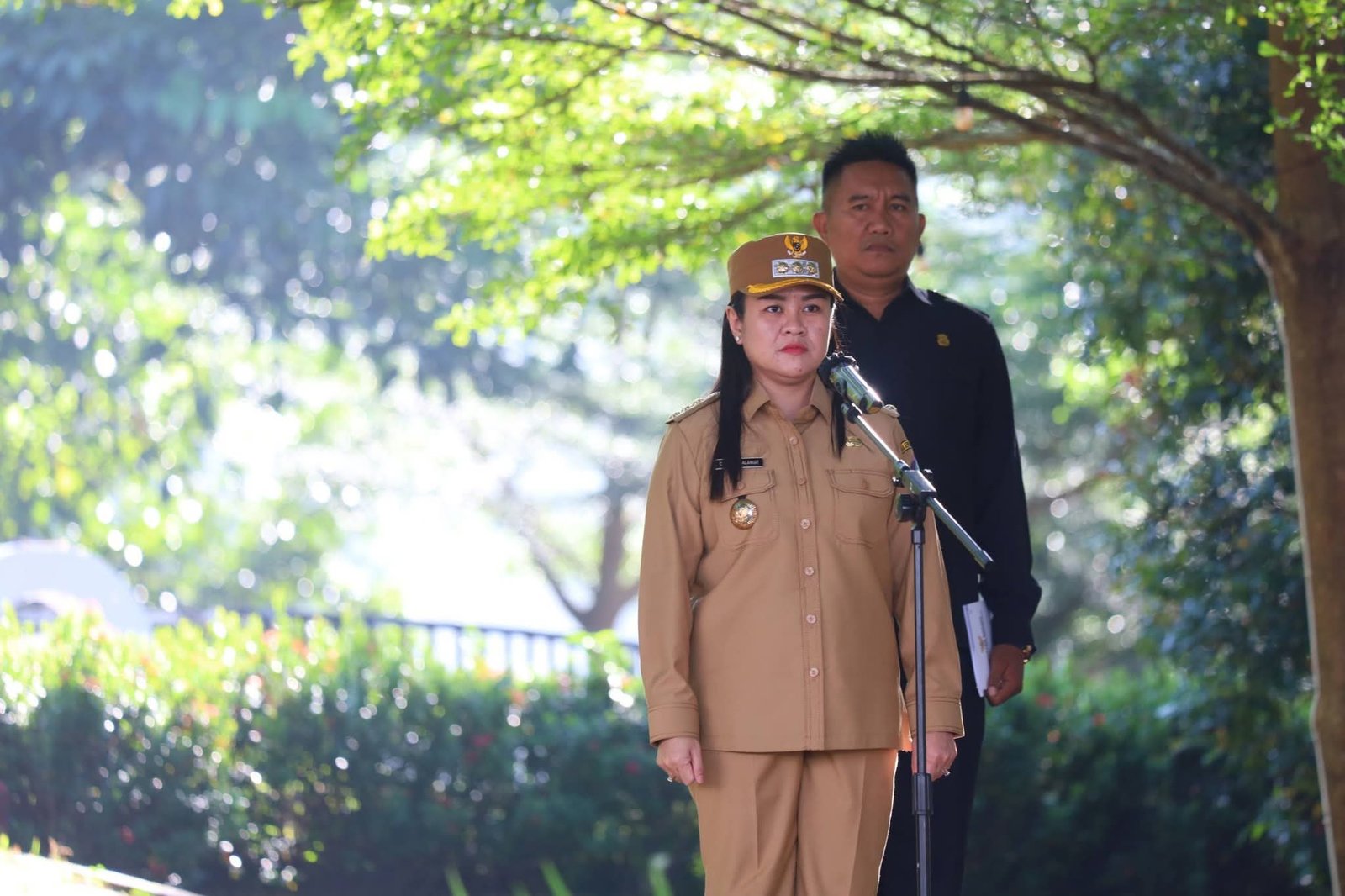 Bupati Sitaro Cintya Ingrid Kalangit memimpin apel perdana. (Foto: Ist)
