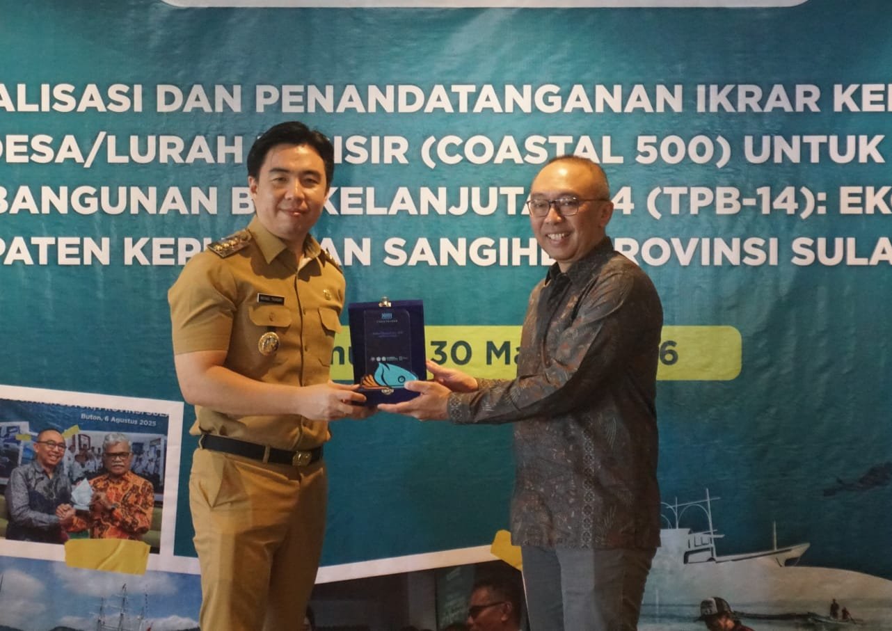 Bupati Kepulauan Sangihe Michael Thungari bersama Vice President Rare Indonesia, Hari Kushardanto pada sosialisasi dan penandatanganan Ikrar Kemitraan Pesisir di Tahuna Beach Hotel and Resort, Senin (30/3/2026). (Foto: Ist)