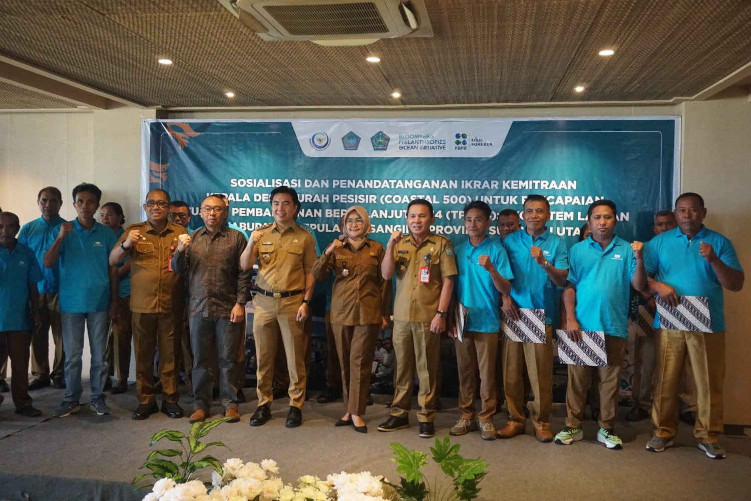 Pemerintah Kabupaten Kepulauan Sangihe bersama para Kepala Desa, Lurah dan Camat dalam agenda ikrar Pesisir Rare Indonesia (Dok. Ist)