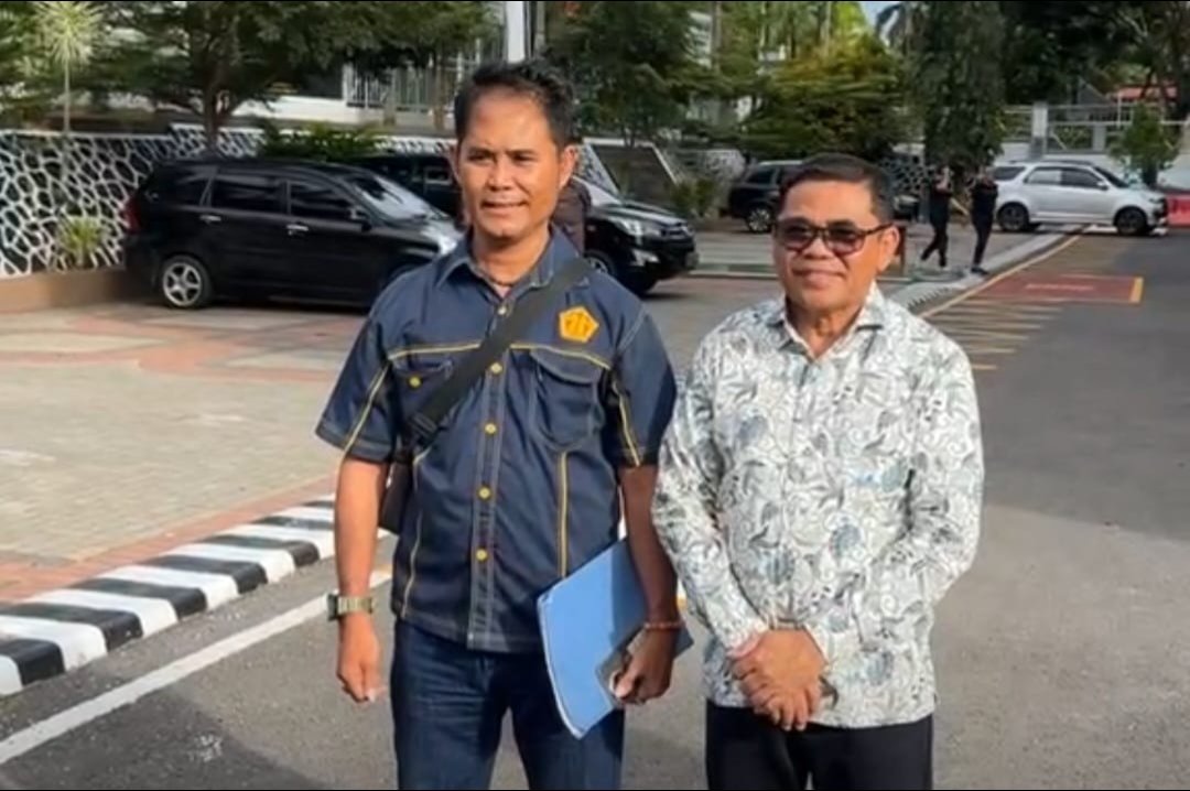 Wakil Bupati Sitaro Heronimus Makainas saat usai menghadiri undangan pemeriksaan di Kejati Sulawesi Utara. (Foto: Albert Nalang)