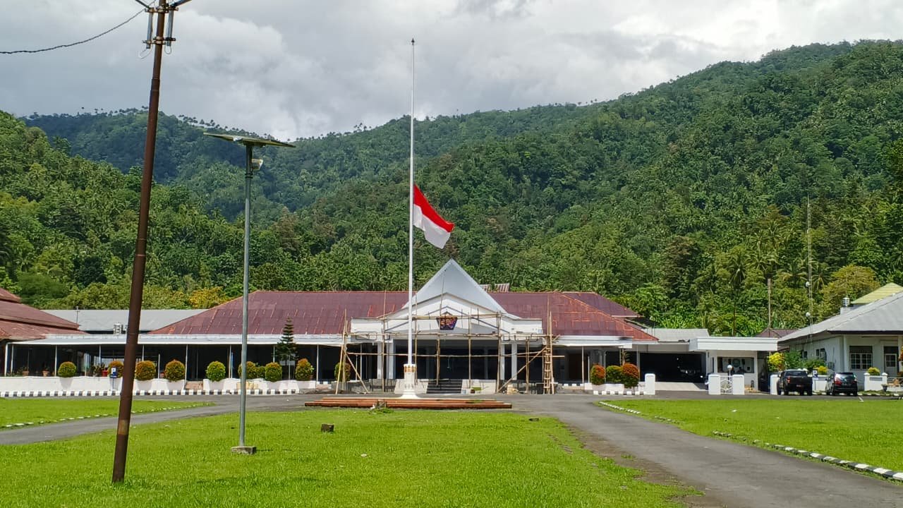 Bendera merah putih setengah tiang berkibar di depan rumah jabatan Bupati Kepulauan Sangihe sebagai penghormatan terakhir kepada Hironimus Rompas Makagansa. (Foto: SNews)