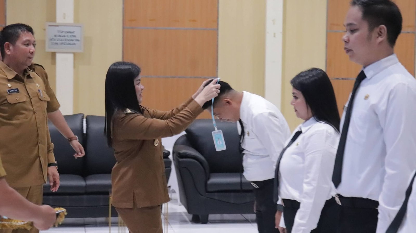 Bupati Chyntia Inggrid Kalangit Saat Membuka Pelatihan dan Uji Kompetensi PBJ. (Foto: Ist)