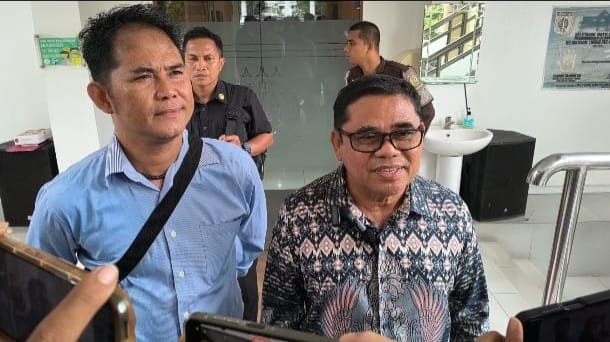Wawancara Wakil Bupati Sitaro saat memenuhi panggilan lanjutan di Kejati Sulut. (Foto: Ist)