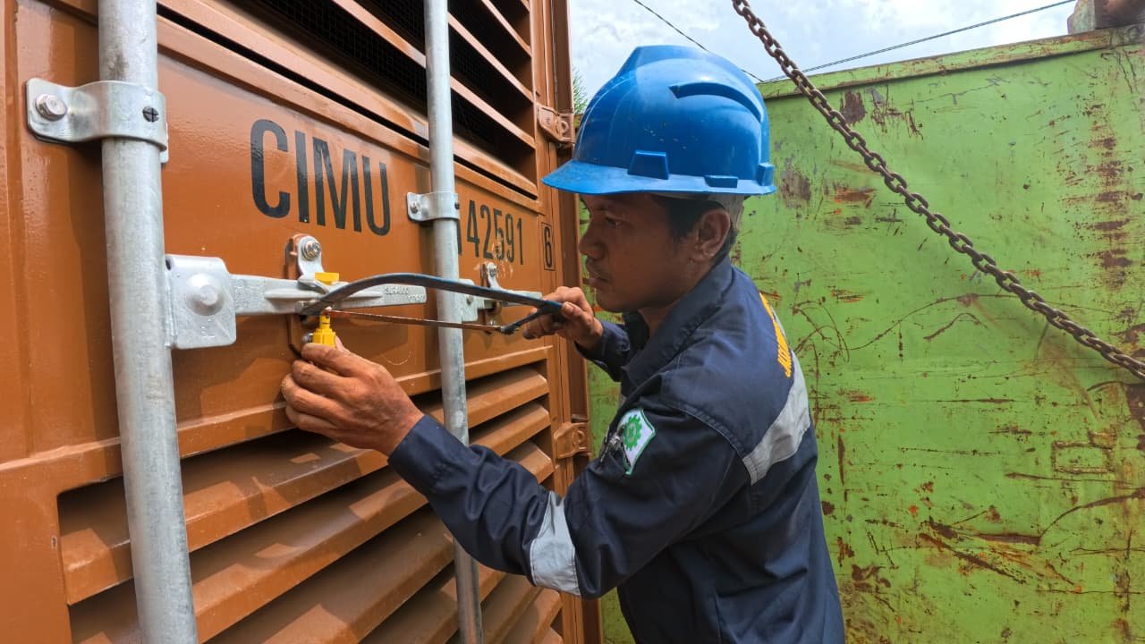 Seorang petugas membuka mesin pembangkit listrik berkapasitas 4.000 kilowatt (kW) yang baru tiba di Tahuna. (Foto: Ist)