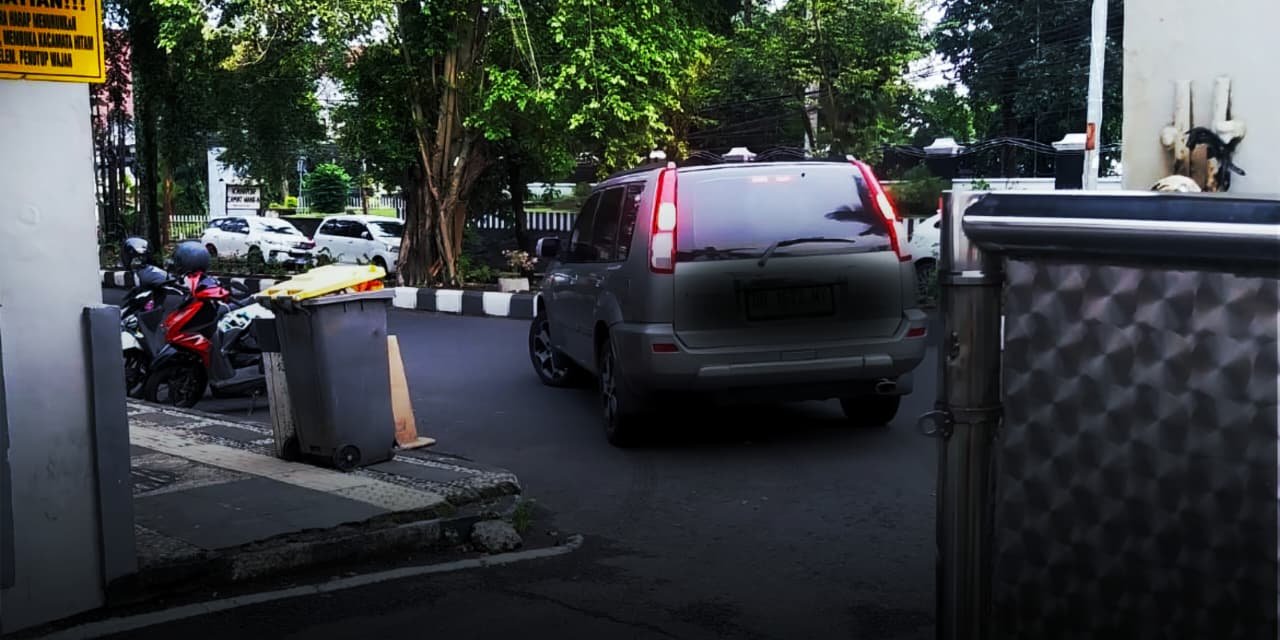 Anggota DPRD Sitaro Vanny Tamansa menghindari wartawan ke dalam mobil. (Foto: Ist)