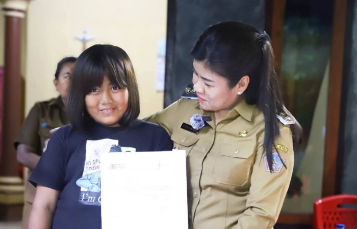Bupati Kepulauan Sitaro, Chyntia Ingrid Kalangit saat mengunjungi Dea Pianaung. (Foto: Ist)
