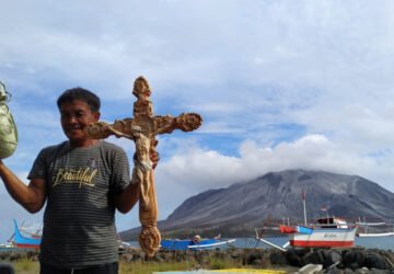 Di Tengah Amukan Gunung Ruang: Doa, Tsunami, dan Kesaksian Pendeta Kelling
