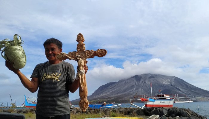 Di Tengah Amukan Gunung Ruang: Doa, Tsunami, dan Kesaksian Pendeta Kelling