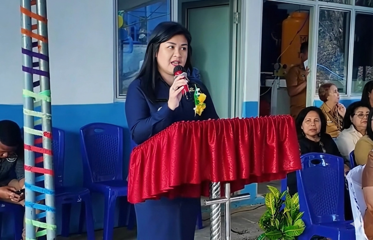 Bupati Chyntia Ingrid Kalangit menyampaikan sambutan dalam acara pengoperasikan Sistem Penyedia Air Minum (SPAM) di Dusun Burake, Kampung Talawid, Kecamatan Siau Barat Selatan, Senin (27/4/2026). (Foto: Ist)