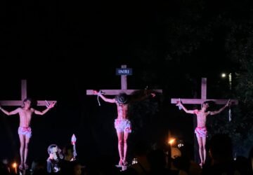 Jalan Salib di Tahuna: Iman, Air Mata, dan Nyala Obor di Puncak Buas