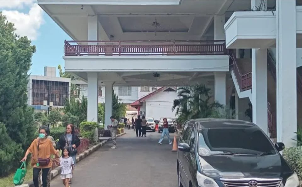 Masyarakat terlihat keluar dari dalam gedung akibat gempa susulan di Manado. (Foto: Ist)