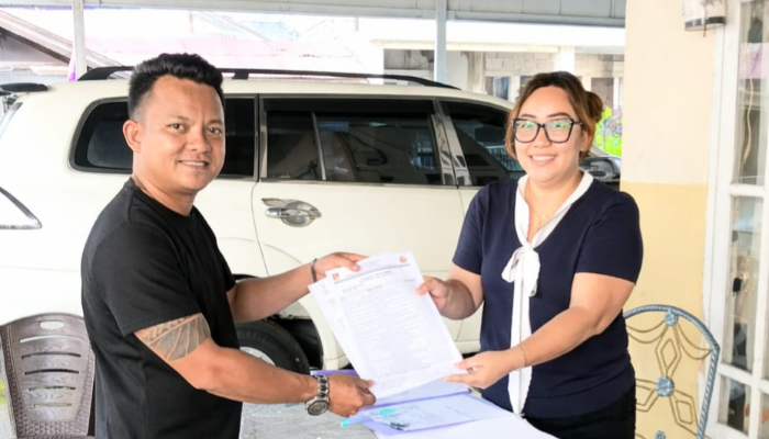 Jurnalis Ronald Tambengi mendaftar pemilihan Hukum Tua. (Foto: Albert Nalang)