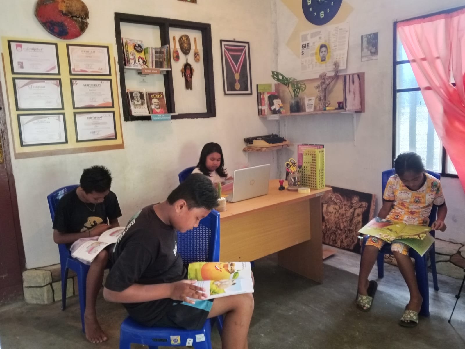 Aktivitas anak-anak remaja membaca buku di Taman Baca Masyarakat Teras Sampiri. (Foto: Fernando Loronusa)
