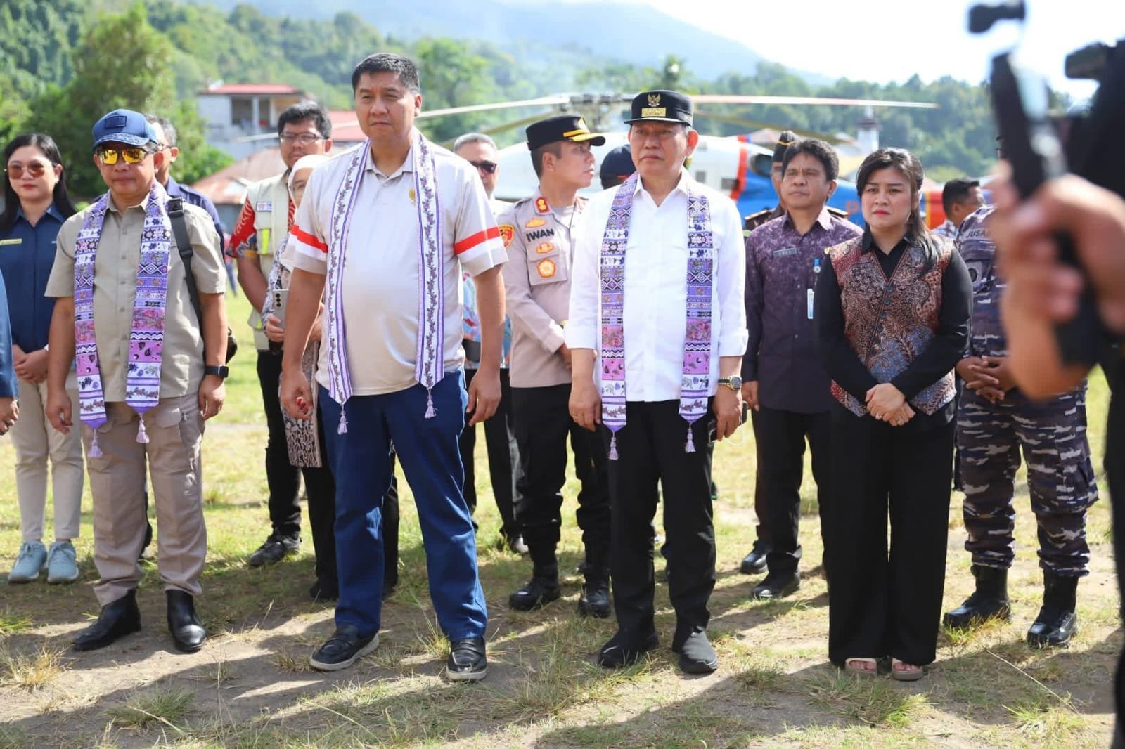 Chyntia I. Kalangit bersama Wakil Bupati Heronimus Makainas Menyambut Menteri Dalam Negeri Tito Karnavian, Menteri Perumahan dan Kawasan Permukiman Maruarar Sirait, Kepala Badan Pusat Statistik (BPS) Amalia Adininggar Widyasanti, serta Wakil Gubernur Sulawesi Utara Victor Mailangkay. (Foto: Ist)