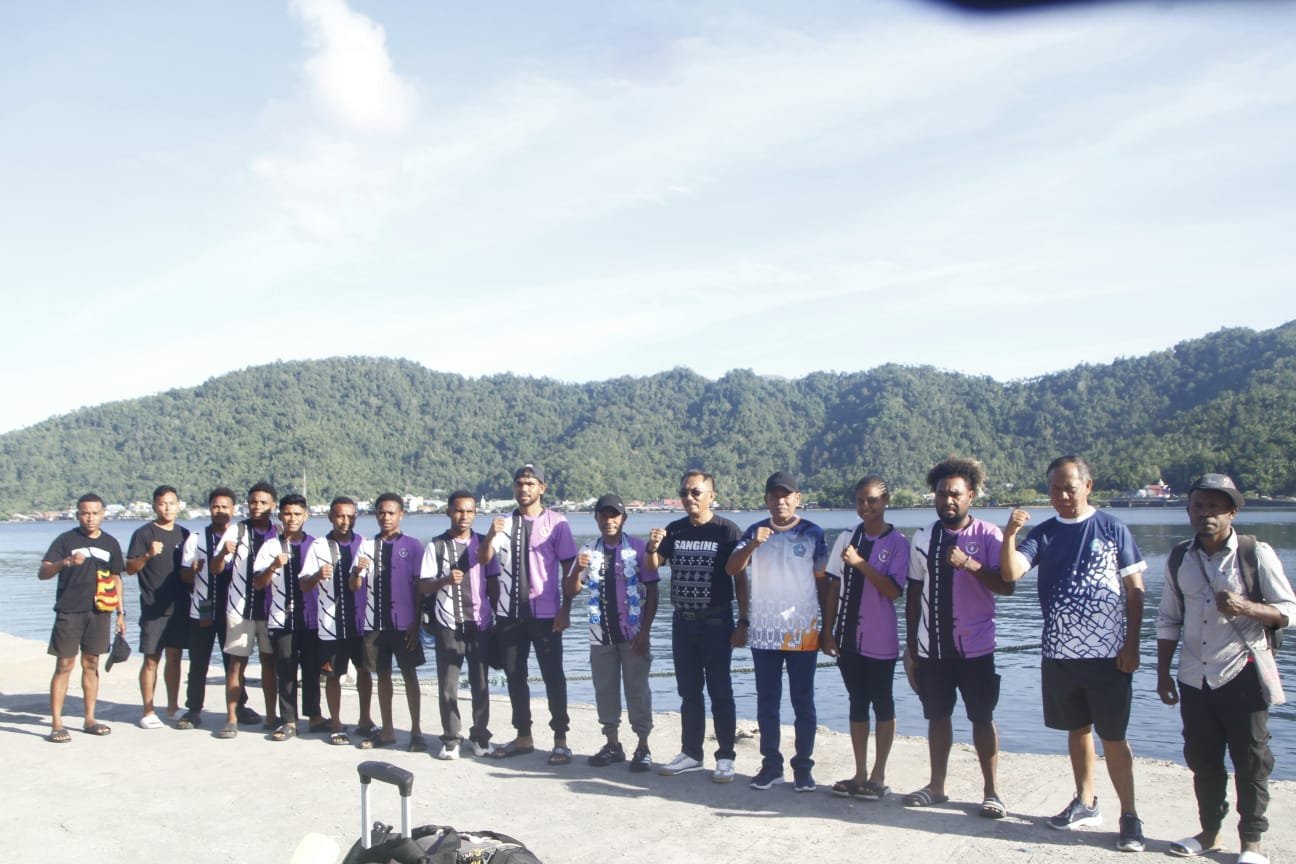 Panitia Kejuaraan Terbuka Tinju Amatir Piala Bupati Sangihe 2026 Menyambut Kontingen Asal Manokwari di Pelabuhan Nusantara Tahuna. (Foto: Ist)