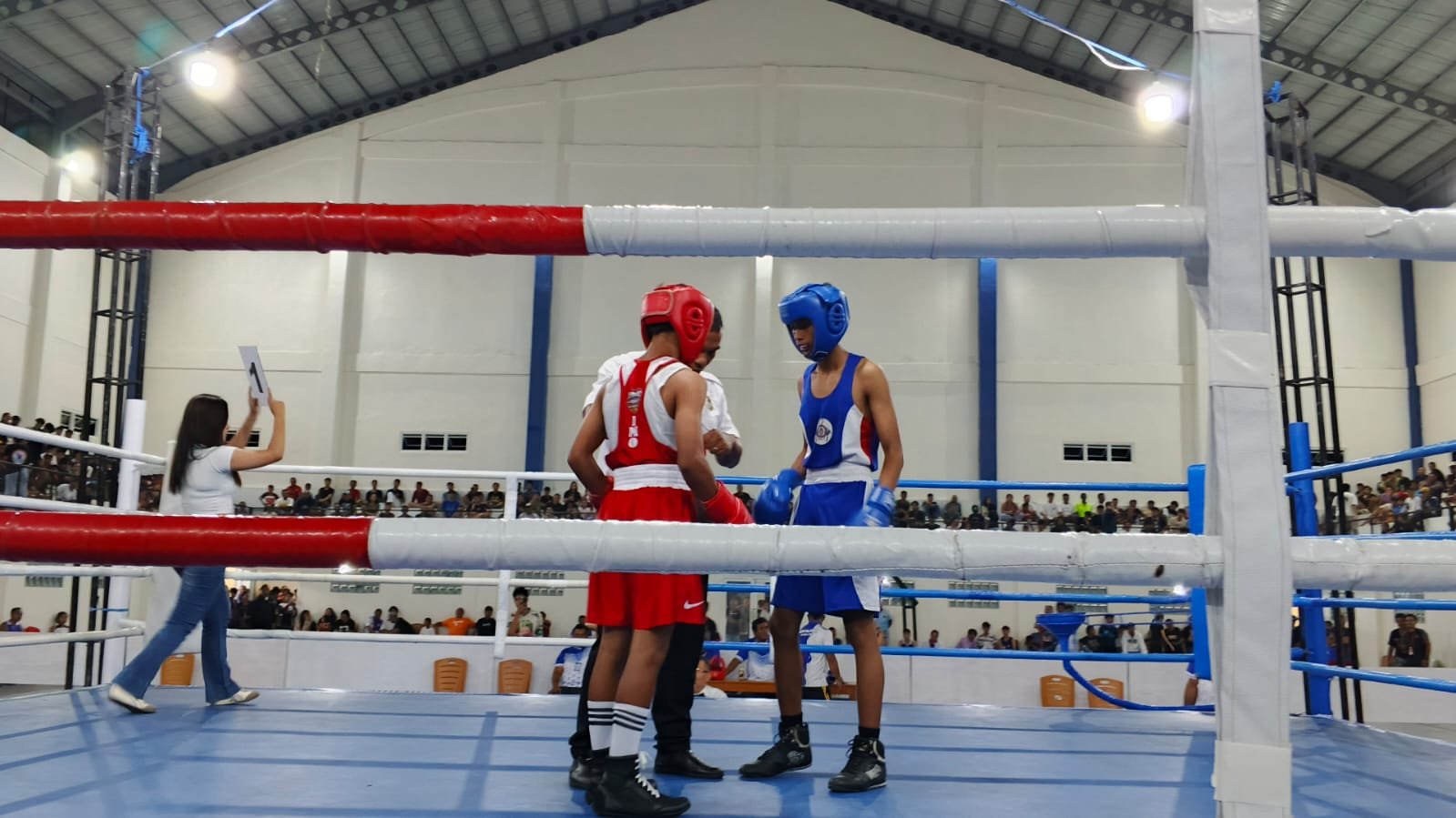 Laga dua atlet tinju di Kejuaraan Terbuka Tinju Amatir Piala Bupati Kepulauan Sangihe. (Foto: SNews)