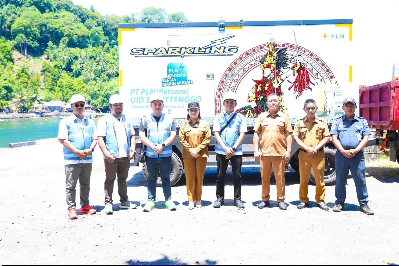 Bupati Kepulauan Sitaro, Chyntia Ingrid Kalangit, bersama pihak PLN melalui Unit Layanan Pelanggan (ULP) Siau saat melakukan peninjauan di Pelabuhan Pehe, Selasa (14/4). (Foto: Ist)