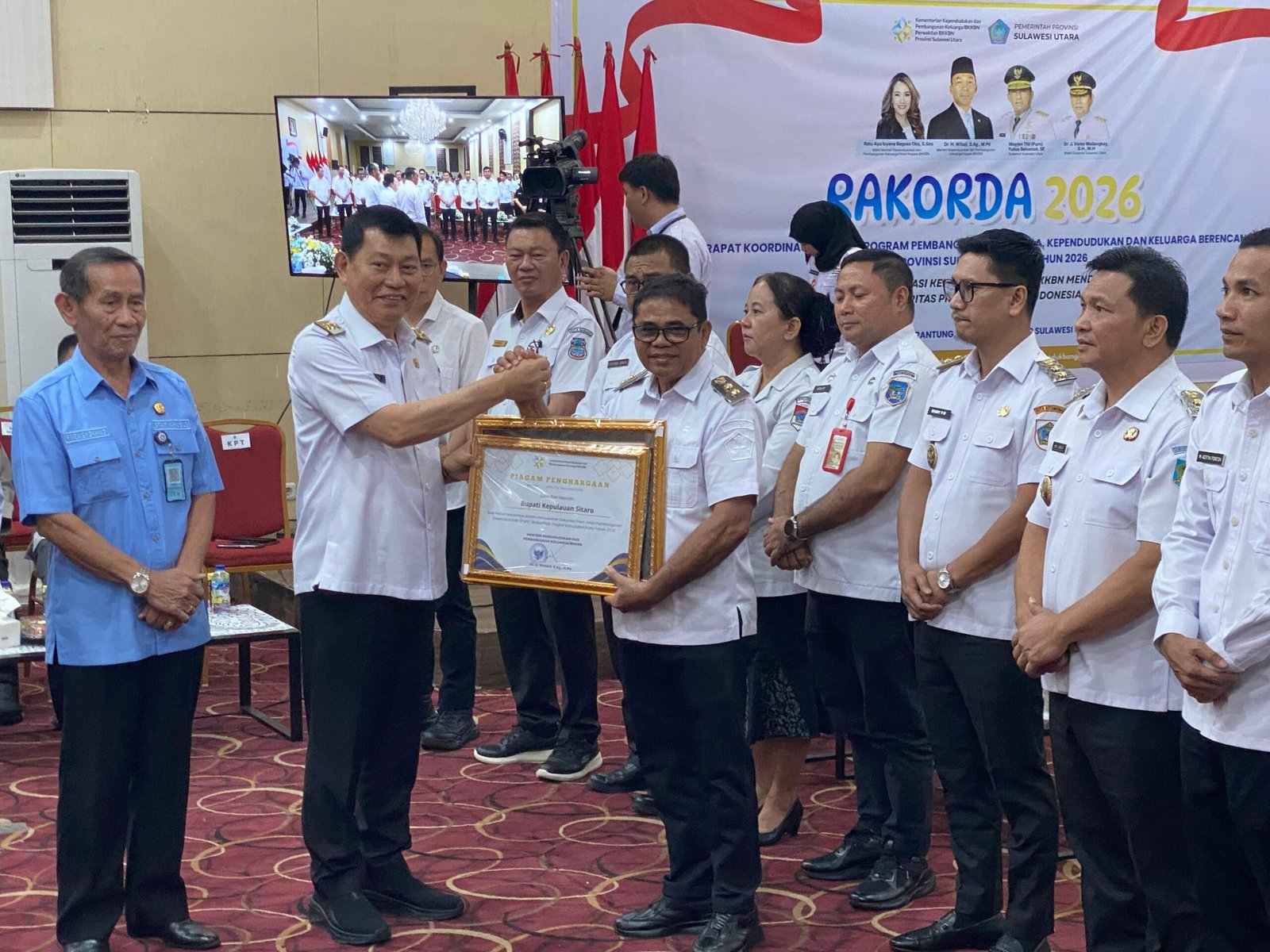 Penghargaan bergengsi ini diberikan kepada Pemerintah Kabupaten Kepulauan Siau Tagulandang Biaro (Sitaro) yang diterima langsung oleh Wakil Bupati Sitaro, Heronimus Makainas. (Foto: Ist)