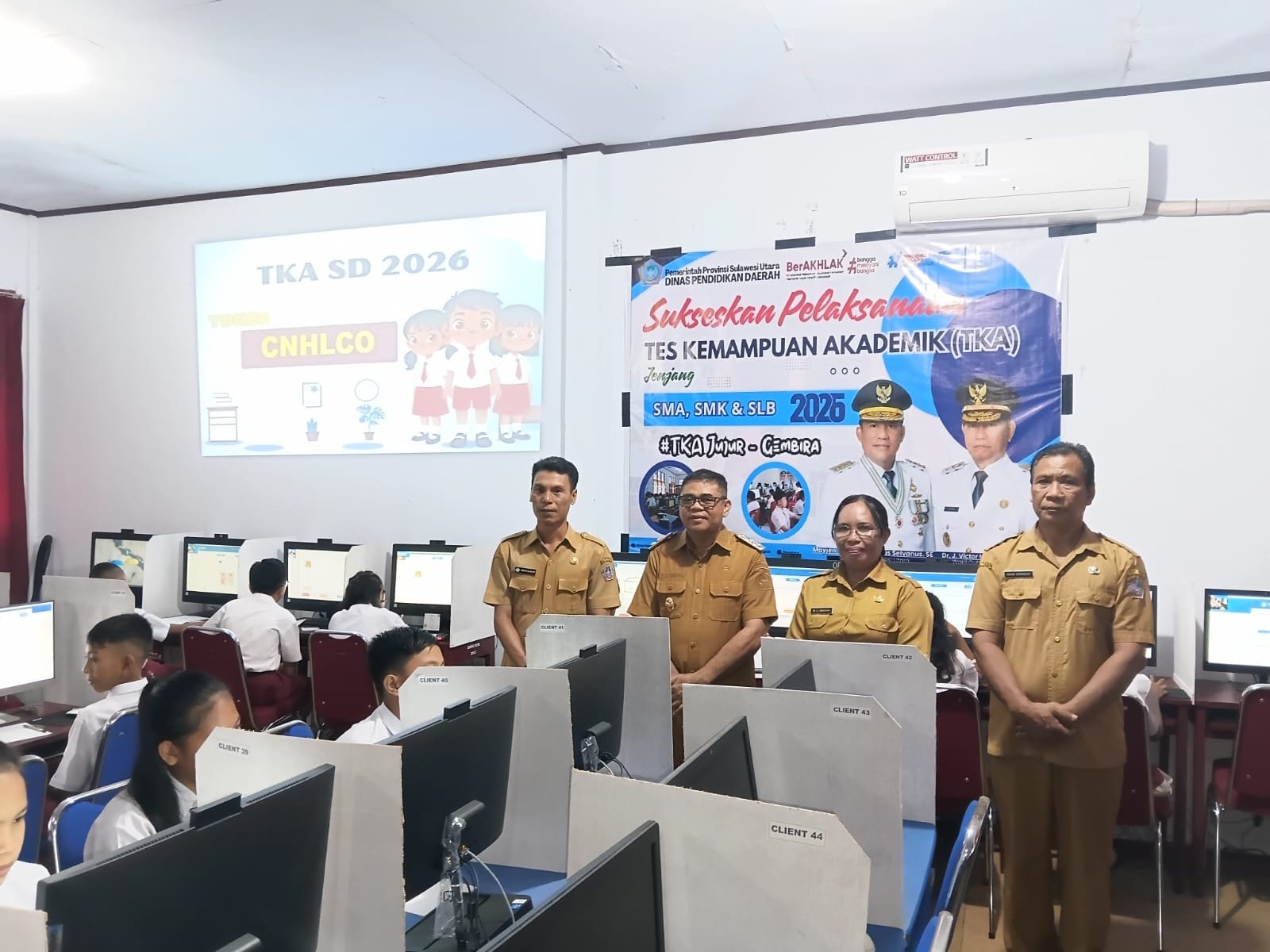 Wakil Bupati Kabupaten Kepulauan Sitaro membuka pelaksanaan Tes Kemampuan Akademik (TKA) jenjang SMA, SMK, dan SLB tahun 2026 di SMA Negeri 1 Siau Barat, Senin (20/4/2026). (Foto: Ist)