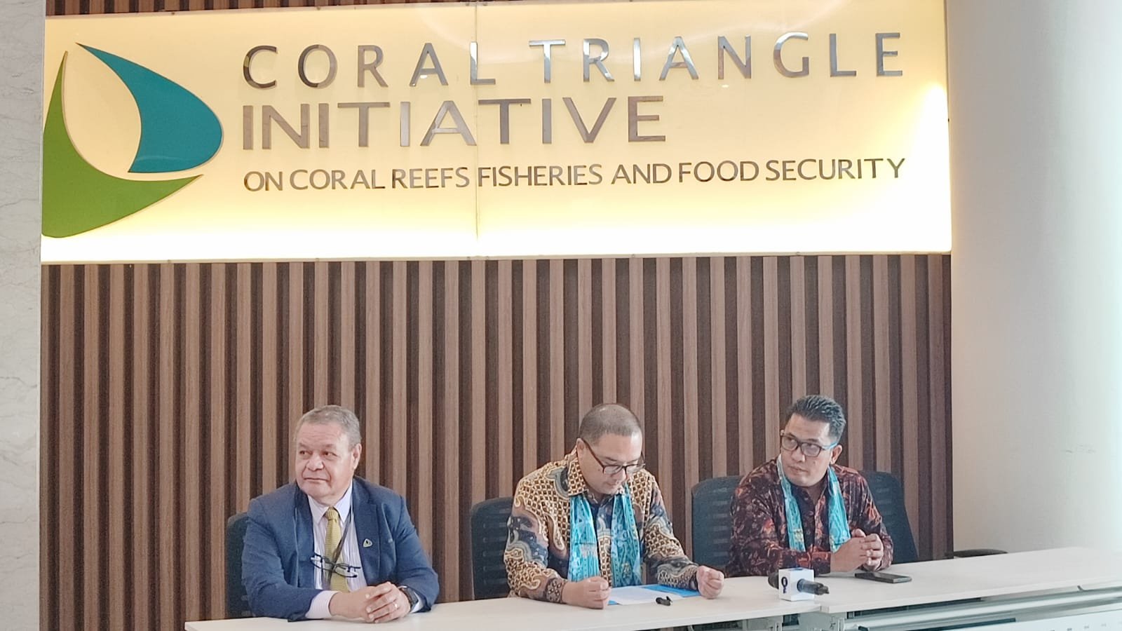 Frank Keith Griffin, Santo Darmosumarto dan Hendra Yusran Siry selaku Staf Ahli Menteri Kelautan dan Perikanan RI berbicara pada media usai pertemuan para Dubes negara anggota CTI-CFF di Manado. (foto: Snews)