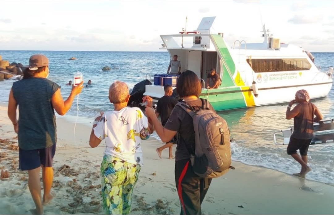 Kapal Layanan Kesehatan Bergerak Rumah Sehat BAZNAS kembali menjalankan misi kemanusiaan dengan merujuk pasien dari Kepulauan Marore/Senin (27/04/2026). (Foto: Dinas Kesehatan Sangihe)