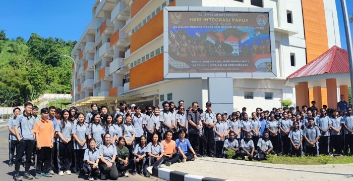 Rektor Unsrat dan pengurus AMN bersama seluruh penghuni asrama merayakan peringatan Integrasi Papua ke-63 di pelataran asrama tersebut. (foto: selusur)