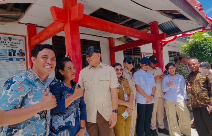Jems Meyer Edam Kepala sekolah Miangas bangga sambut Presiden di beranda utara negeri. (Foto: Ist)