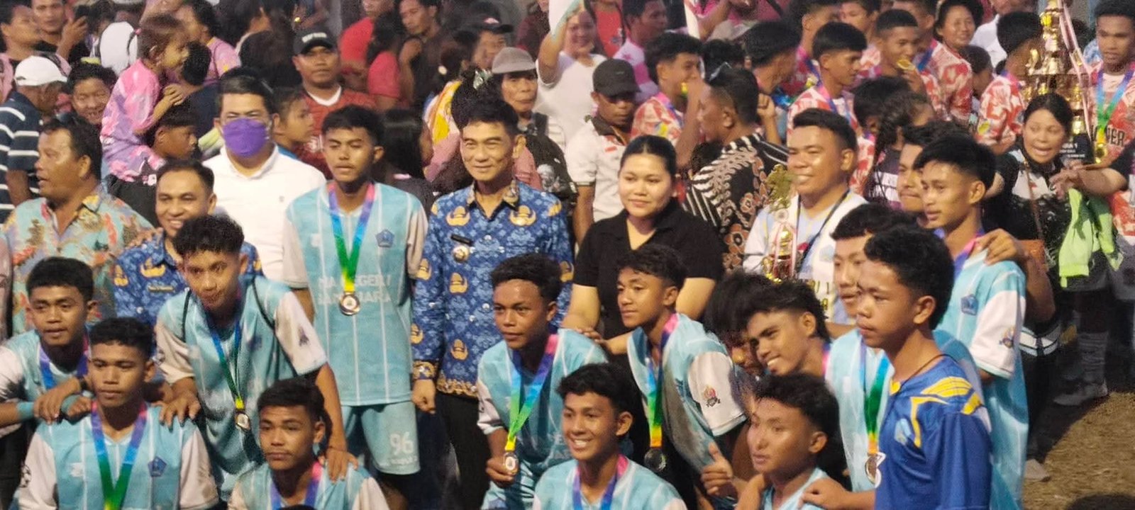 Bupati Kepulauan Talaud Welly Titah bersama Wakil Bupati Anisya Gretsya Bambungan menghadiri ajang Aksi SMA-SMK se-Kabupaten Talaud, Kamis (30/5/2026), sekaligus memberikan dukungan langsung kepada para peserta. (Foto: Ist)