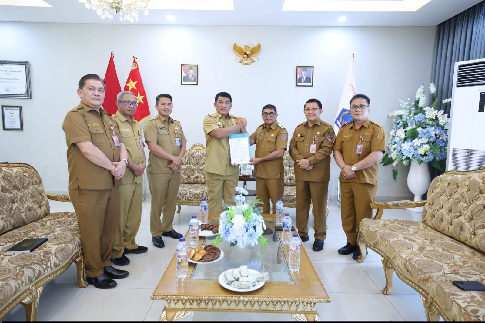 Yulius Selvanus serahkan nota dinas penunjukan Heronimus Makainas sebagai Plt Bupati Sitaro. (Foto: Ist)