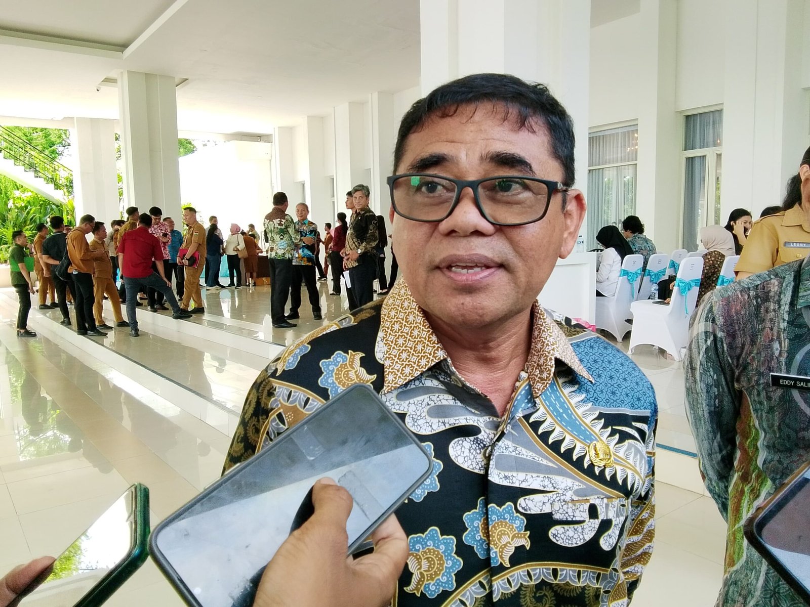Plt Bupati Sitaro Heronimus Makainas saat diwawancarai wartawan. (Foto: Ist)