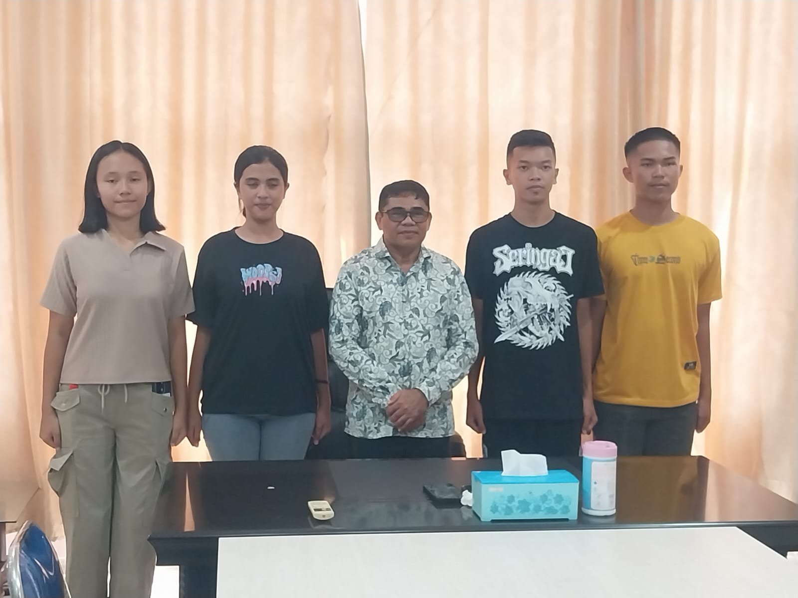 Plt Bupati Heronimus Makainas motivasi utusan Paskibraka Sitaro sebelum seleksi provinsi. (Foto: SNews)