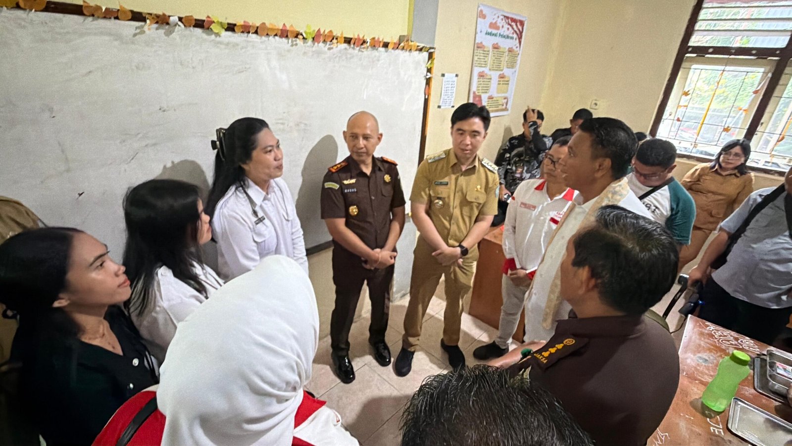 Kepala Kejaksaan Tinggi Sulawesi Utara, Jakob Hendrik Pattipeilohy, memberikan arahan kepada pengurus SPPG Kepulauan Sangihe dalam kunjungannya di SMA NEGERI 1 TAHUNA. (Foto: SNews)