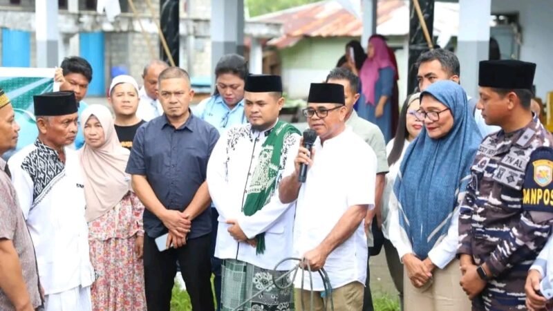 Plt Bupati Sitaro Serahkan Hewan Kurban Bantuan Presiden dan Pemda di Tagulandang