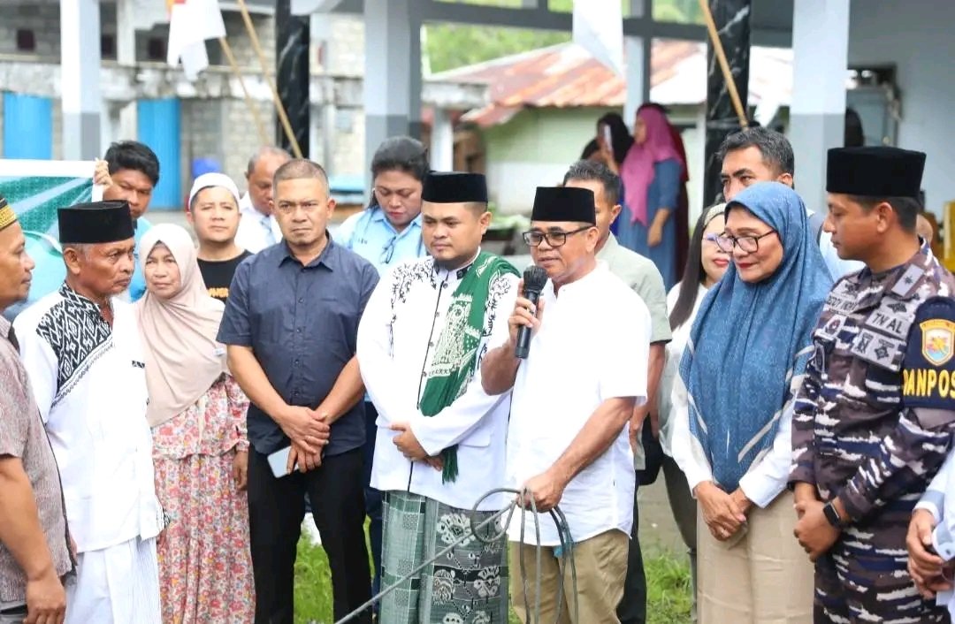 Plt. Bupati Kepulauan Sitaro Heronimus Makainas menyerahkan hewan kurban bagi umat muslim di Taghulandang. (Foto: Ist)