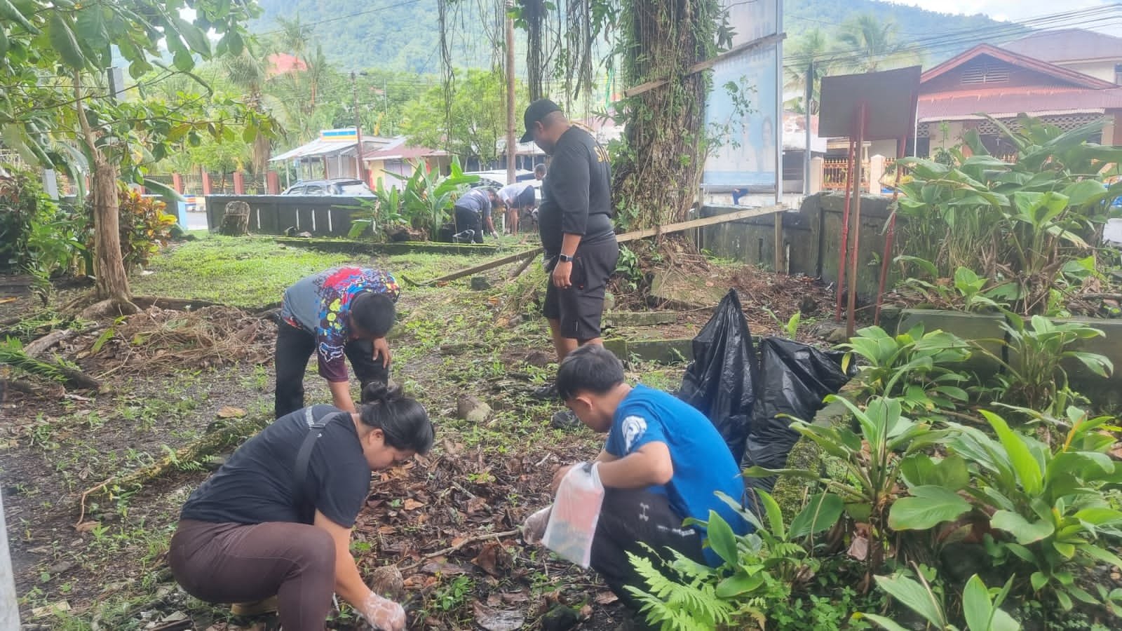 Seorang pejabat pemerintah lokal dari Texas, Amerika Serikat, tampak memungut sampah plastik di kawasan Taman Kota Tahuna, Kabupaten Kepulauan Sangihe, Kamis pagi, (28/5/2026). (Foto: Ist)