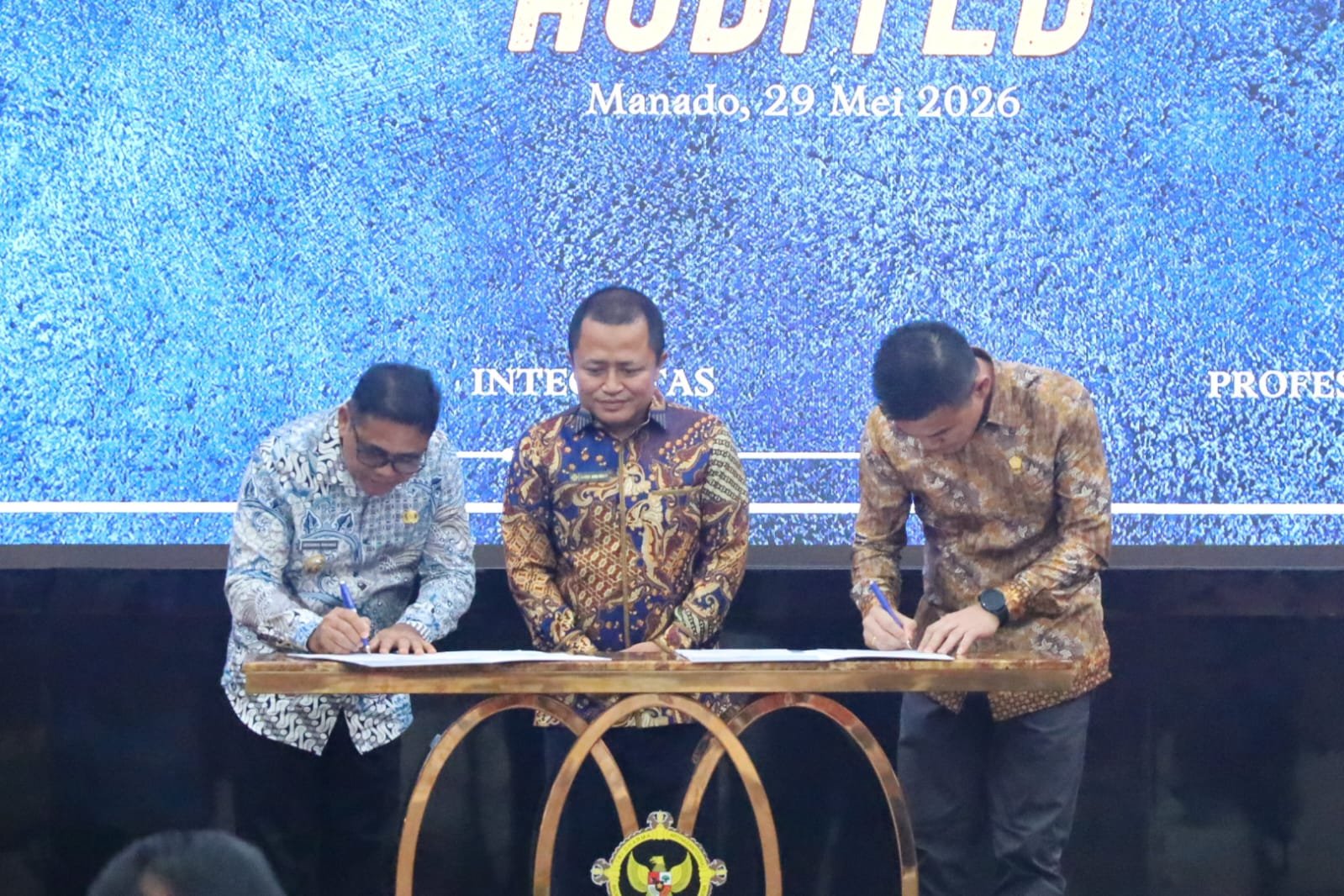 Opini WTP diterima langsung oleh Plt Bupati Kepulauan Sitaro, Heronimus Makainas. (Foto: Ist)