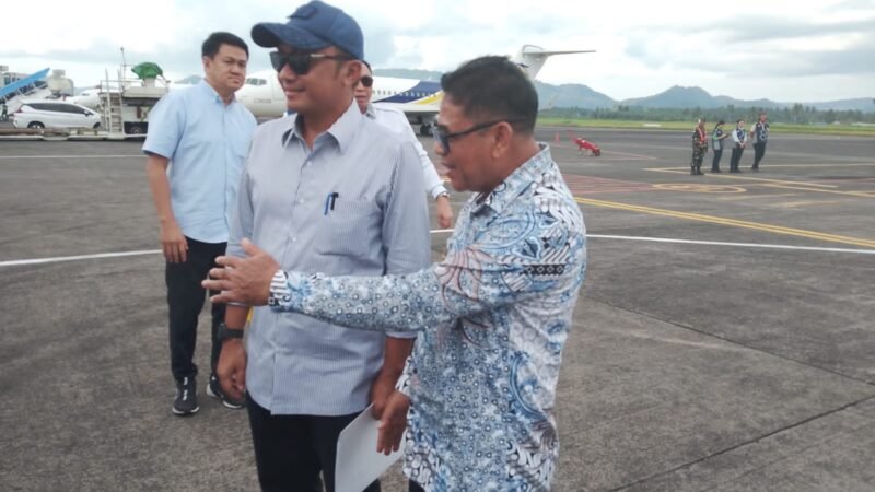 Plt Bupati Sitaro Heronimus Makainas Antar Kepulangan Mensesneg RI Usai Kunjungan Kerja di Sulawesi Utara