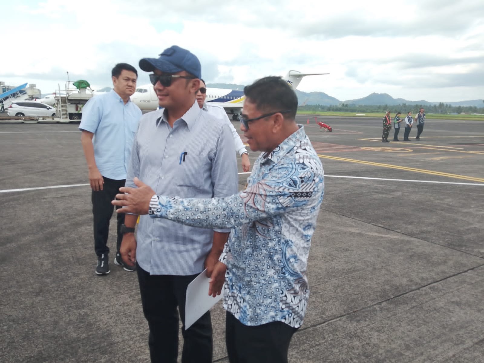 Plt Bupati Sitaro Heronimus Makainas mengantar kepulangan Menteri Sekretaris Negara Republik Indonesia (Mensesneg RI), Prasetyo Hadi, usai melaksanakan kunjungan kerja di Sulawesi Utara, Jumat, 29 Mei 2026. (Foto: Ist)